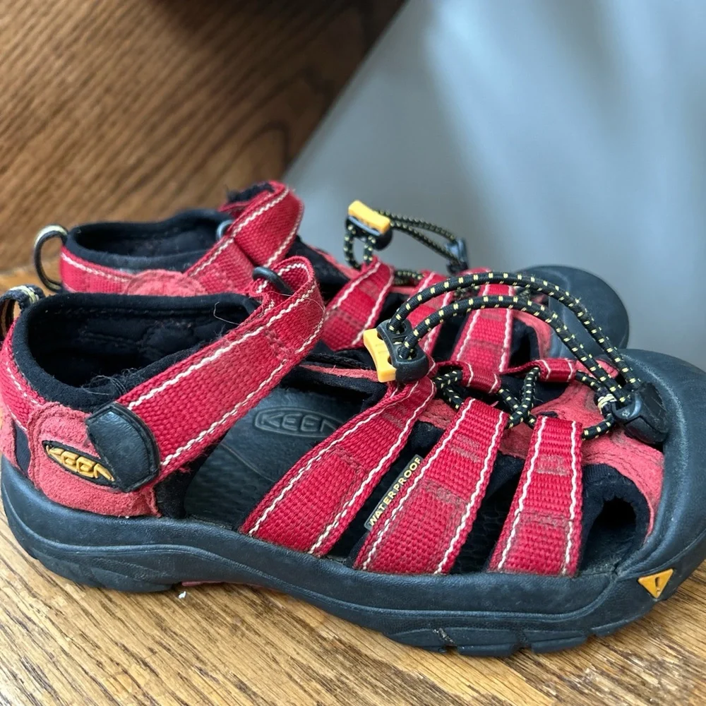 Keen kids red hiking sandals closed toe summer camp amphibious water shoes